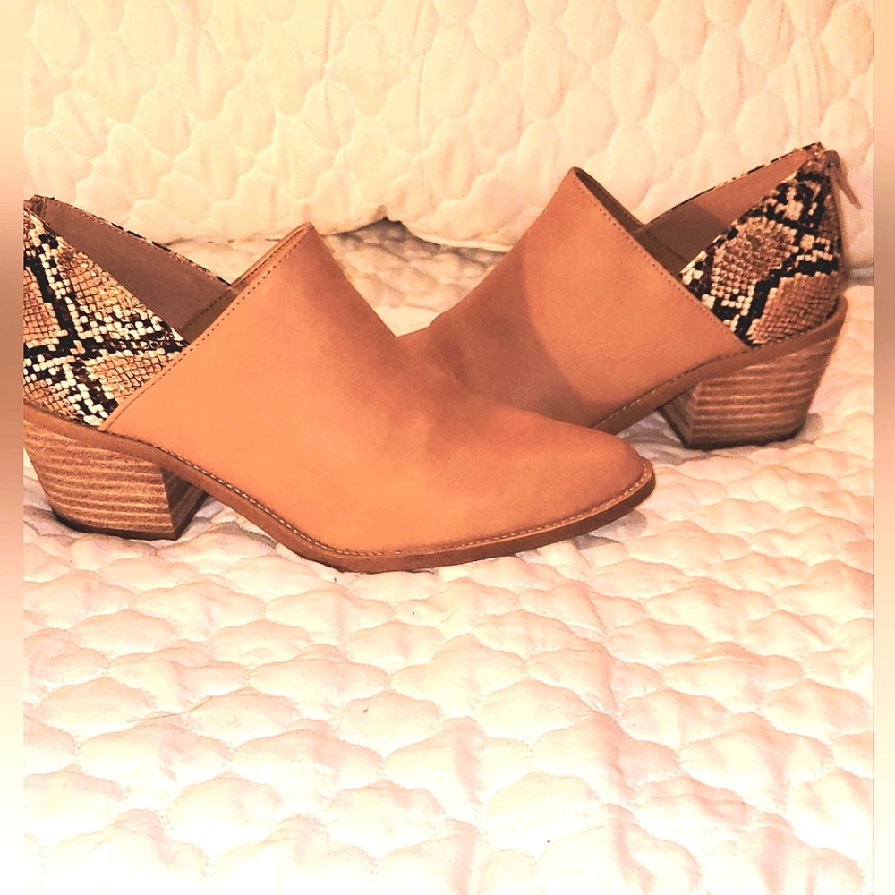 Snake print Tan ankle boots (Report Ortega)